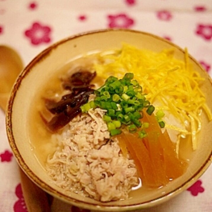 チキンの缶詰で風土料理鶏飯（けいはん）